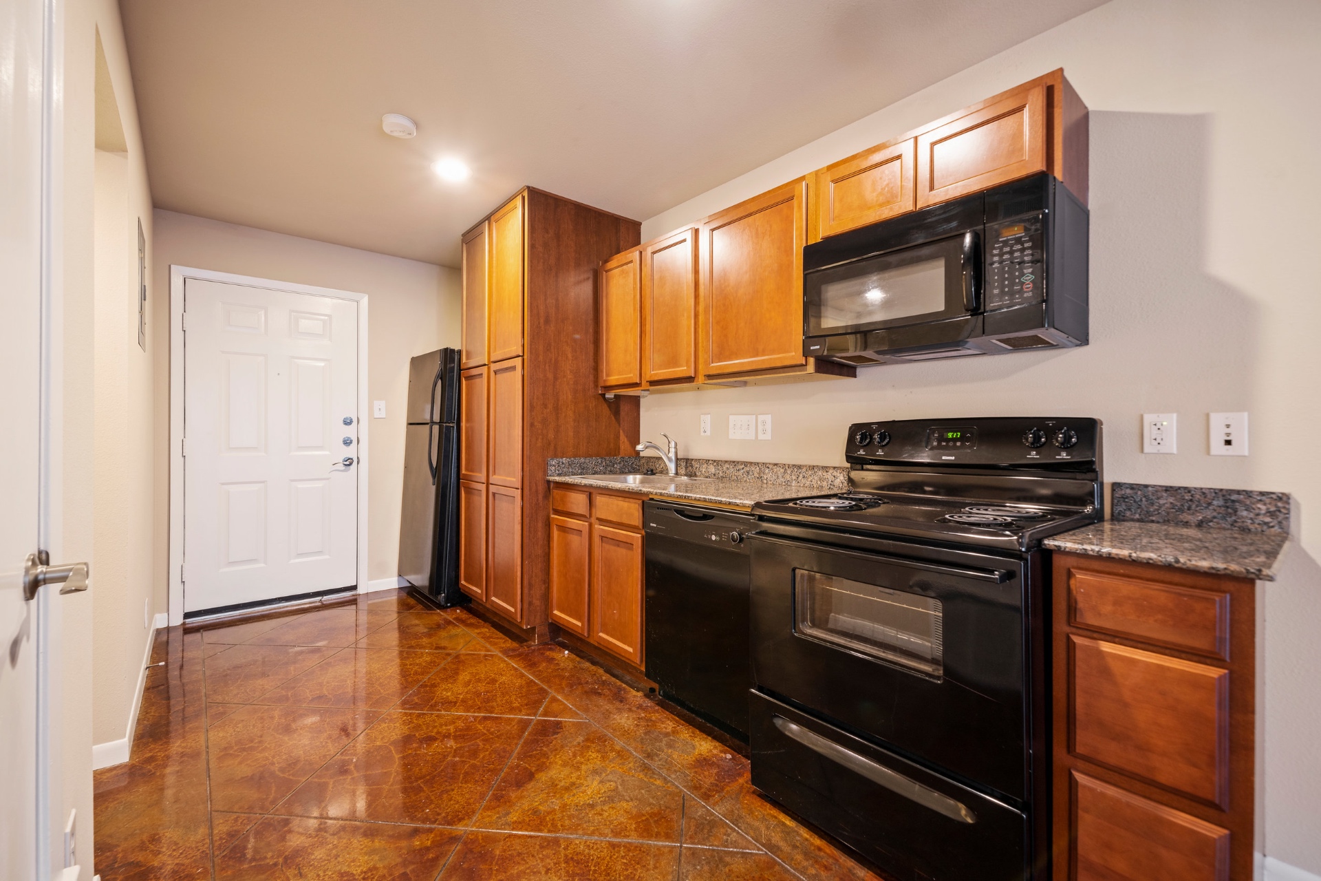 Full kitchen with pantry, granite counters, and appliances